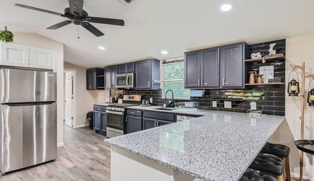 Hill Country Escape for Couples Sleeps 6