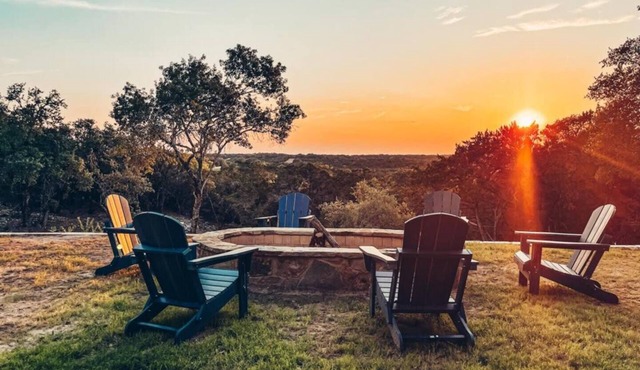 Hill Country pet-friendly retreat for 30 guests with pool, hot tub, pickleball & unforgettable sunset views.