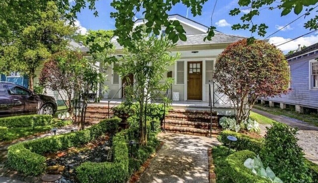 "Hillary Street Southern Gardens" Tulane/University Area's Hidden Gem