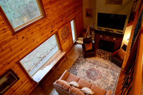 Hillside Hideaway Retreat - A Secluded Modern Cabin