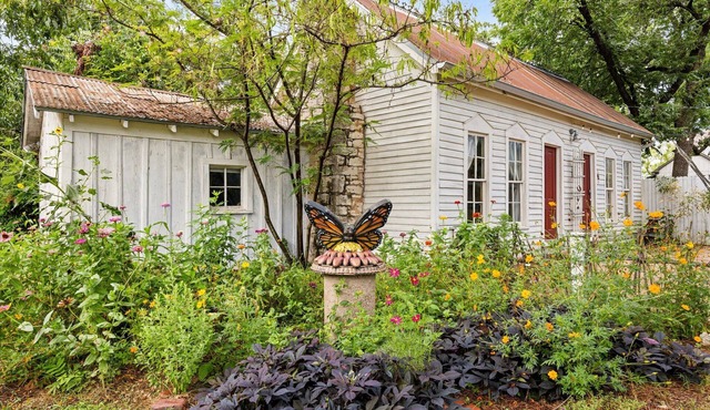 Historic 1890s Cottage: Walk to historic square, beach, & hiking trail!