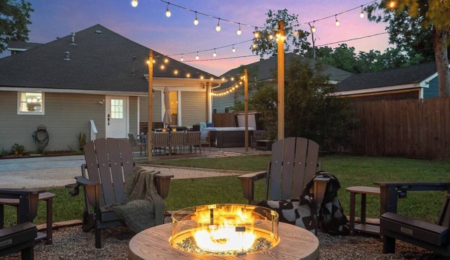 Historic 1920s Waco Retreat w/Hot Tub, Firepit & Game Room – Sleeps 10