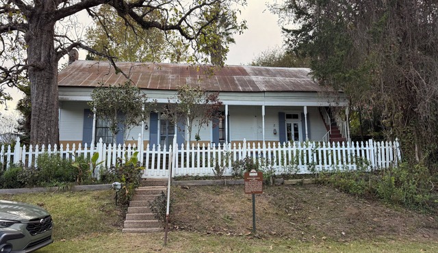 Historic 3-bedroom house with AC in Washington