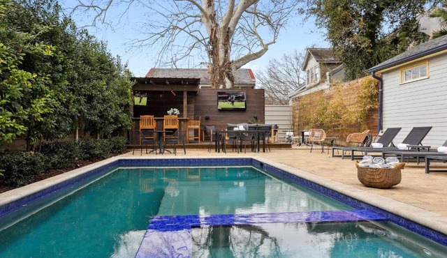 Historic 8BR Inn with Pool Hot Tub