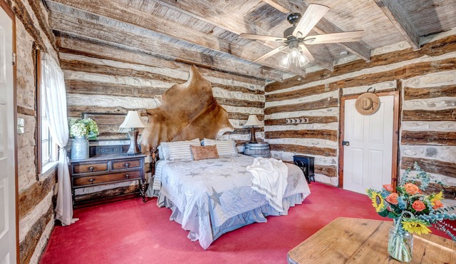 Historic Log Cabin, 2 bedroom, built in 1860s original on site. Great views!