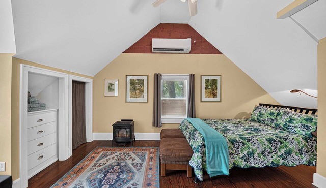 Historic Studebaker Carriage House- Upper Level in South Bend