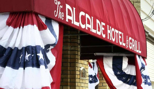Historical Downtown 2 bedroom Hotel Suite