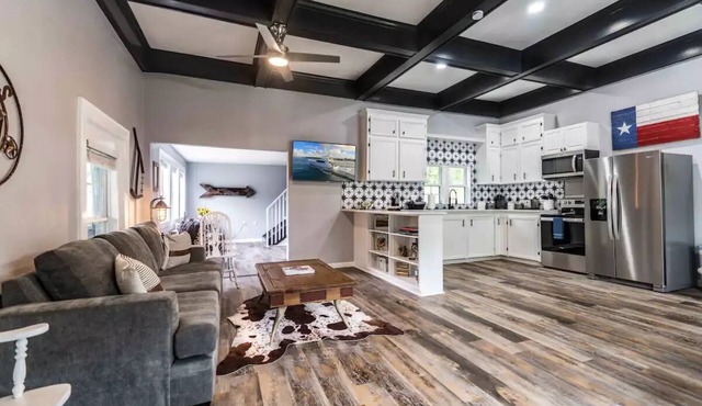 Historical Leander Lodge: Sleeps 8, 2 Blks to Lake Travis