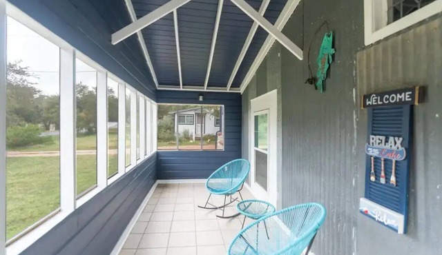 Historical Leander Lodge: Sleeps 8, 2 Blks to Lake Travis in Leander