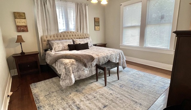 Historical Spacious 1-Bedroom Apartment Unit 3