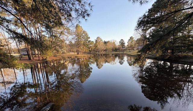 Hog Heaven Waterfront Cabin on Stocked Pond 4 miles to Lufkin