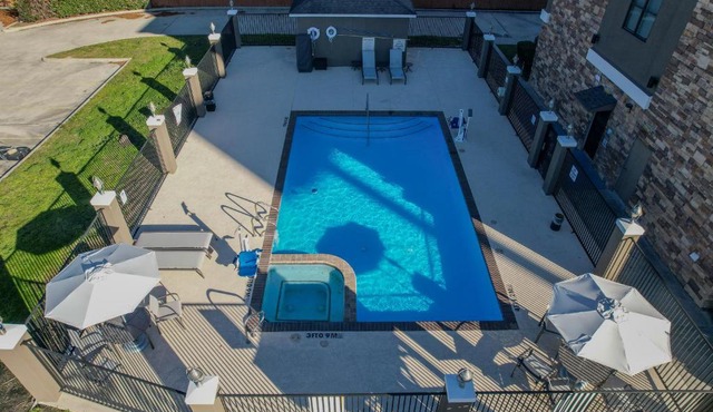 Holiday Inn Express & Suites Cleveland by IHG