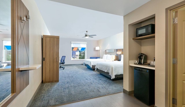 Holiday Inn Express & Suites North Dallas at Preston by IHG