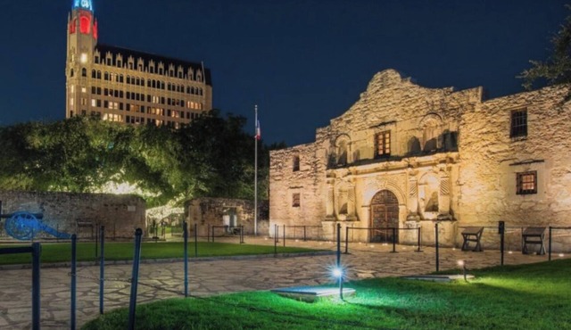 Home by the Dome! 2BR Downtown San Antonio Alamodome Hemisphere close!r