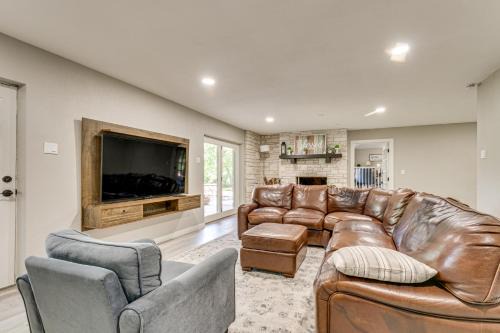Home Gym, Office + Dock! Seguin Riverfront Retreat