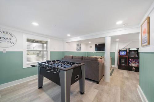 Home with fire pit, large deck, game room and close to the beach