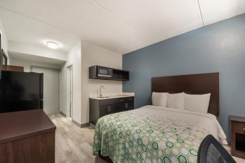 HomeTowne Studios by Red Roof San Antonio - SeaWorld Northwest