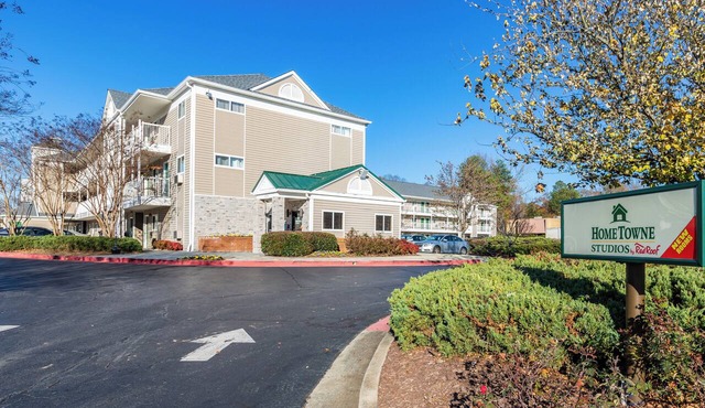HomeTowne Studios by Red Roof Atlanta - Chamblee in Chamblee