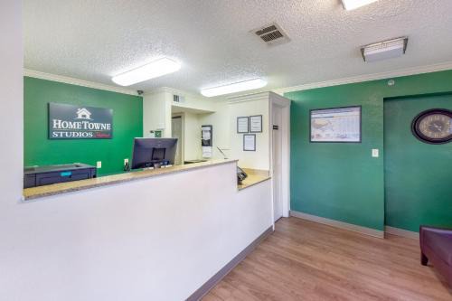 HomeTowne Studios by Red Roof Dallas - North Addison - Tollway