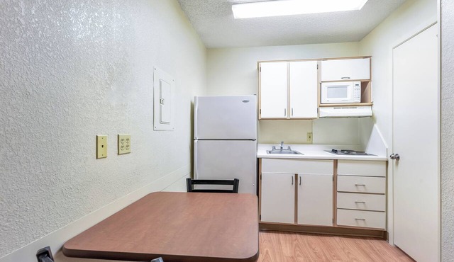 HomeTowne Studios By Red Roof Dallas - North Addison/Tollway