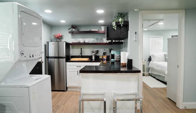 Honeycomb Hideout - Private Hot Tub, Spacious Private Backyard & Fire Pit!