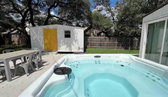 *hot tub Chic Domain 4 BR + foosball |2 homes