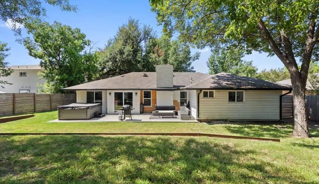 Hot Tub, Firepit & Giant Chess at Austin Hideaway