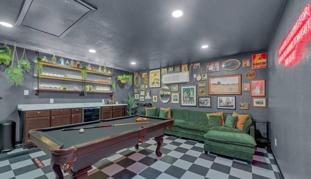 Hot Tub | Speakeasy | Basketball Court | Sleeps 12