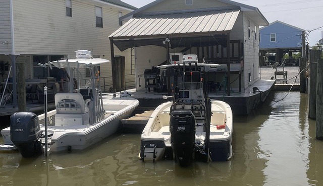Houseboat in Venice Marina. PARKING LOT ACCES. DRIVE. RIGHT UP TO HOUSEBOAT