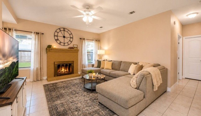 Houston 4BR Retreat | King Bed Fast WiFi