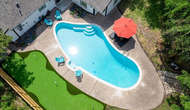 Houston Haven 5BR– Farmhouse Getaway w/Pool & Golf - City Center Memorial
