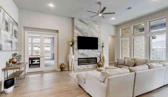 Houston Luxury Vibes w/Private Pool & Spa!