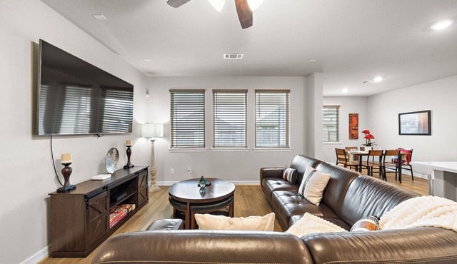 Htown Getaway | Yard BBQ | Parking | Games WiFi