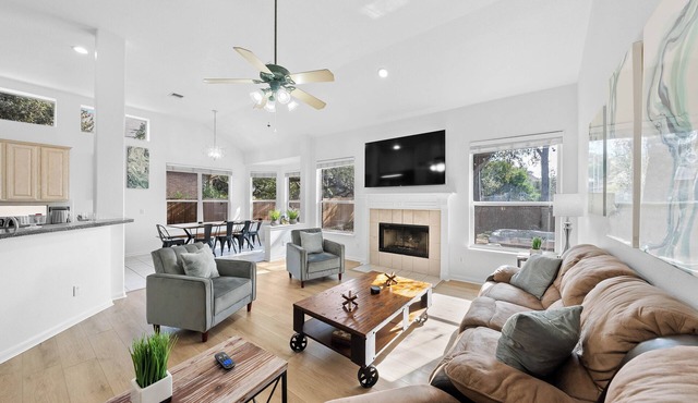 Huge Oasis! 5/4 HOUSE w/Hot Tub Beautiful!