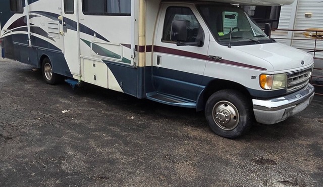 Huge Updated RV that sleeps 8 in enchanting Spicewood. Pool, Hot tub, Steam room