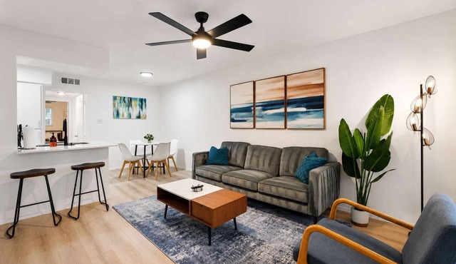 Ideal 2BR king suite close to UT, Moody Center