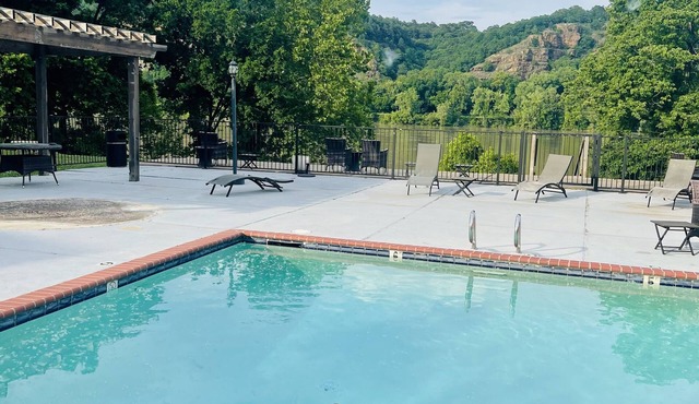 Immaculate 1 Bedroom Apt with Riverfront View