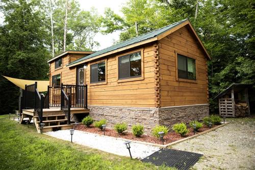 Incredible Modern Tiny Log Cabin near the Ammonoosuc River for a Romantic Getaway in New Hampshire in Bath