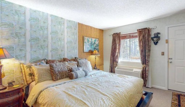 Jacuzzi Suite 205 at Tradewinds