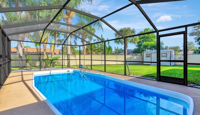 Jamaican Relaxation 3 bedrooms heated pool and unique game room in Apollo Beach
