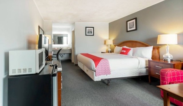 Jennings Gem: King Bed, Quiet AC, Free Coffee/Tea in Lobby, Walk to Local Spots!