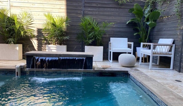Katy Trail. Warm Pool. 5 bedroom townhome.