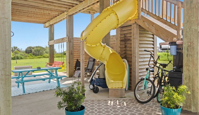 Kid friendly w/slide&swings, 11 mi to Moody Gardens for cheer or holiday events