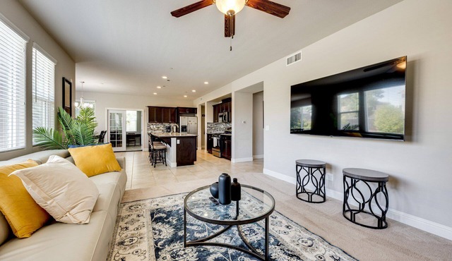 King Bed Keyless Entry Workspace Fast WiFi Chef's Kitchen Central Loc. in Visalia