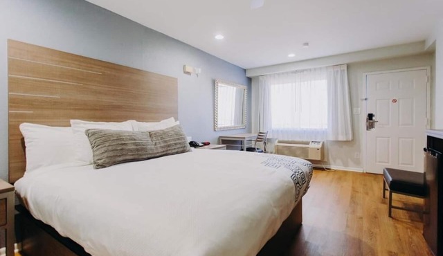 King Bed Room, Scottish Inn & Suites, Free Parking, Kemah Boardwalk Access