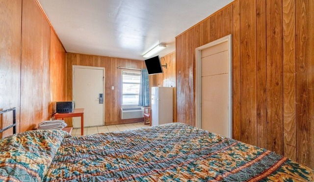 King Bed with Kitchenette Non-Smoking