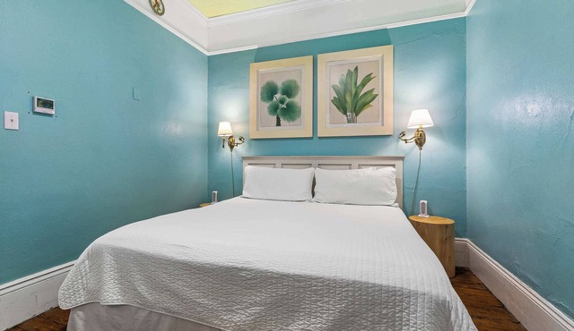 King Courtyard Room - Located in the historic B &W Courtyards Inn