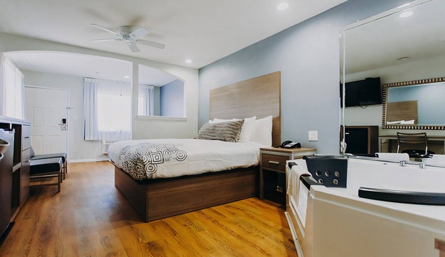 King Jacuzzi Room | Marina Views | Free Parking | Steps to Kemah Boardwalk