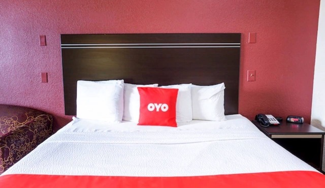 King Room Sanctuary | Quiet, Comfortable Stay Near LSU and Great Dining Options