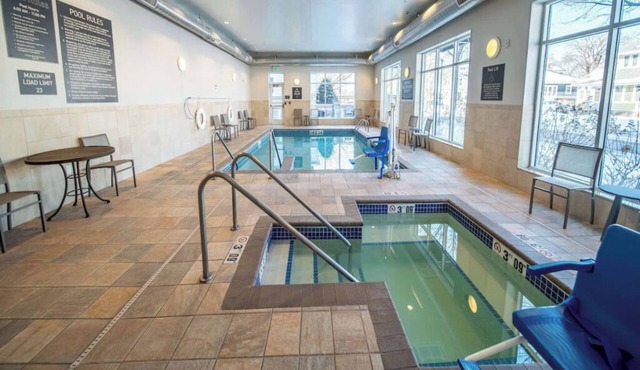 King Studio w/Kitchen, Pool & Free Parking | Near Mayo Clinic Campus in Rochester